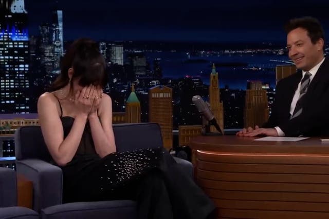 <p>Anne Hathaway rescued by Jimmy Fallon in awkward The Tonight Show moment.</p>