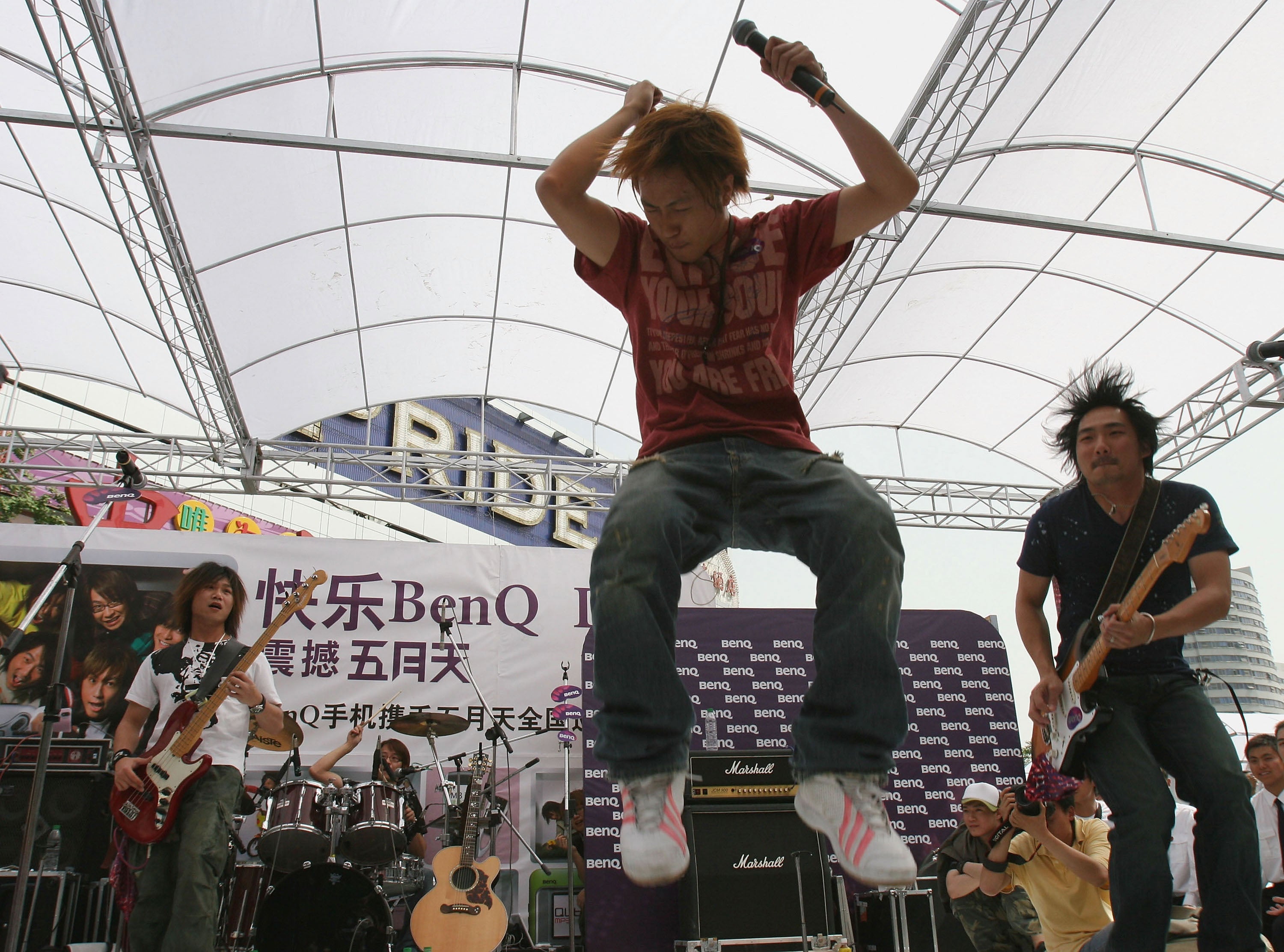 Members of Taiwan rock band "Mayday" perform during a show on May 6, 2005 in Chengdu of Sichuan Province, China.