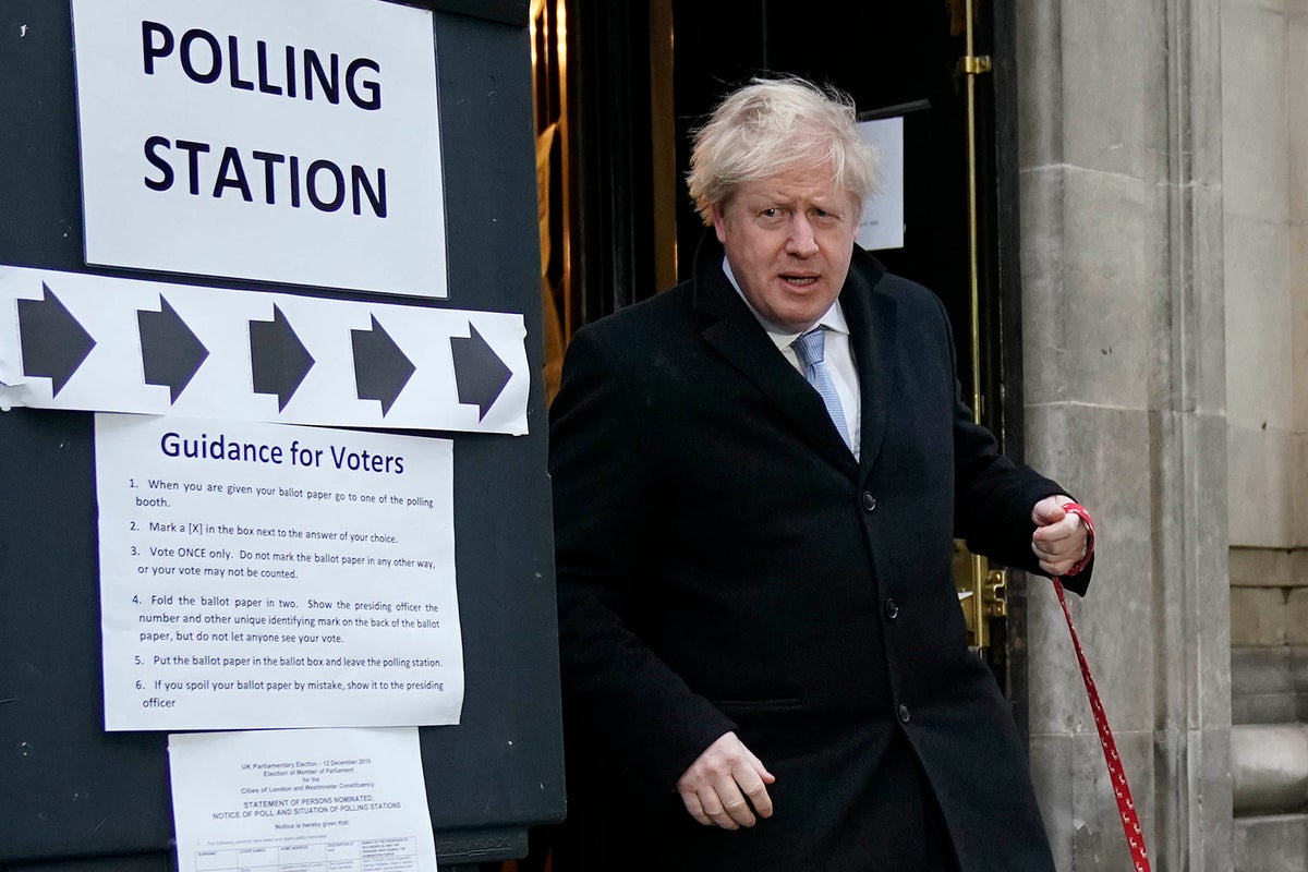 Борис Джонсон отвернулся от избирательного участка, забыв удостоверение личности с фотографией