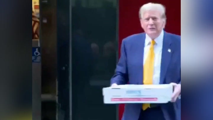 <p>Donald Trump hands out pizza to New York firefighters</p>