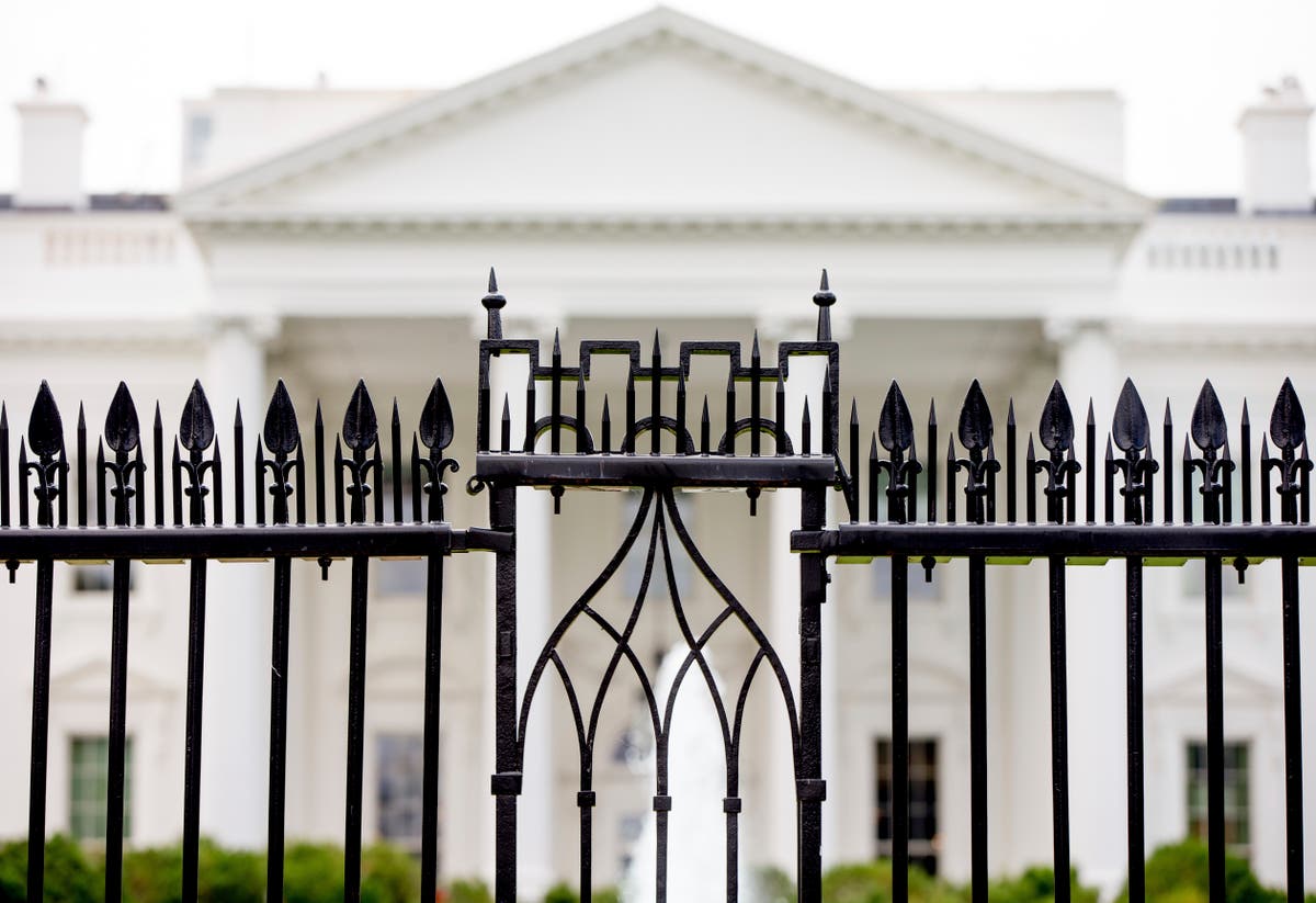 Driver dies after crashing into White House perimeter gate, Secret Service says