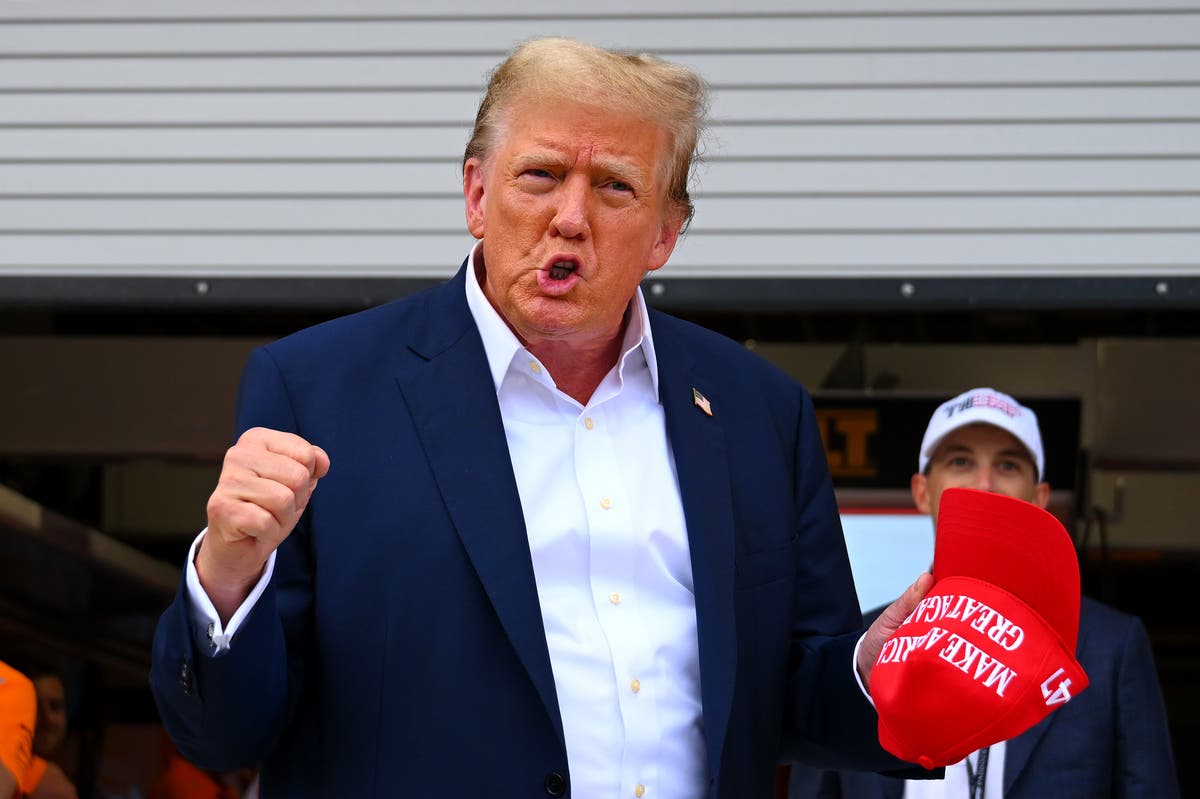 Donald Trump winkt der Menge zu und besucht die McLaren-Garage beim Formel-1-Grand-Prix in Miami