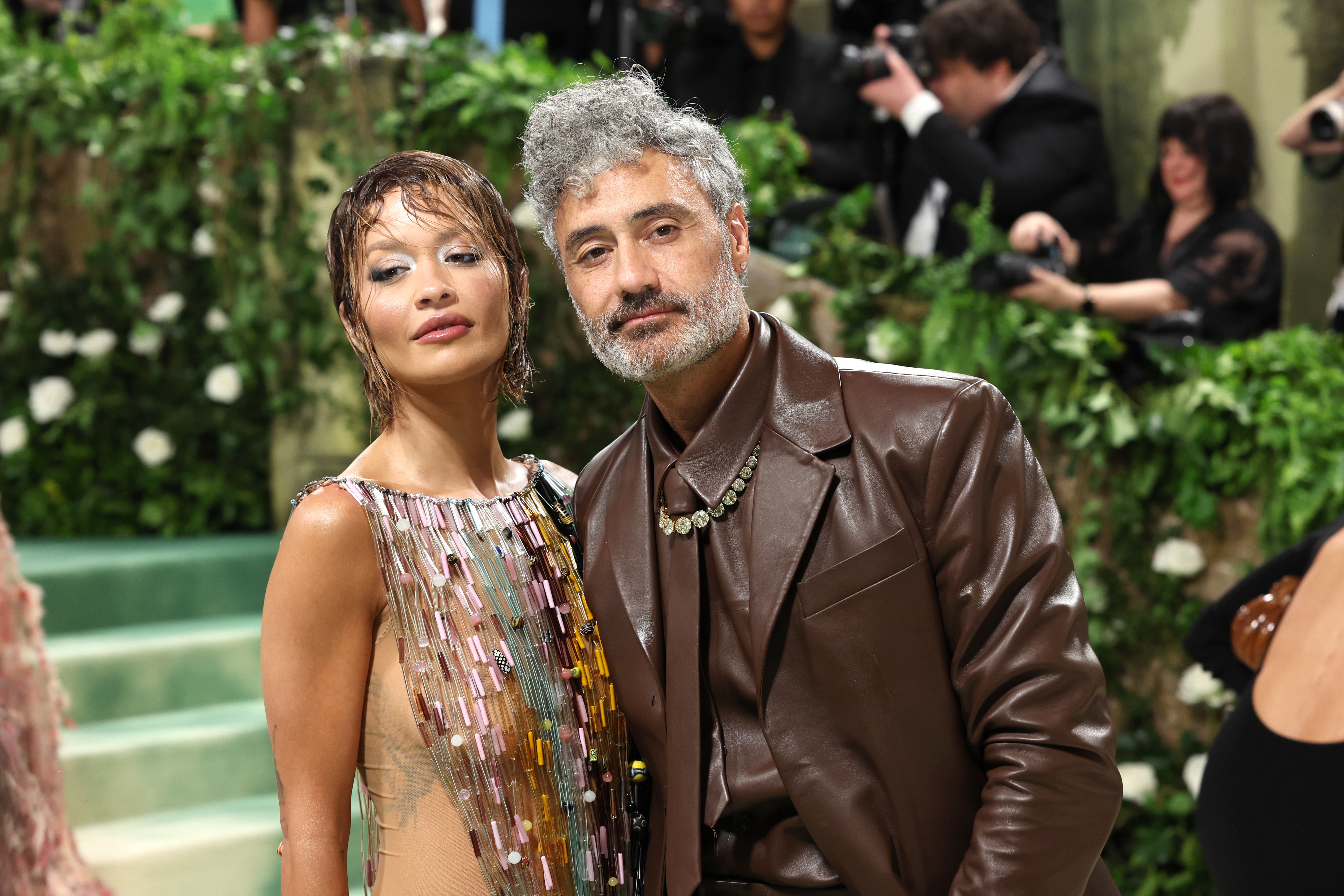 Rita Ora e Taika Waititi no Met Gala 2024