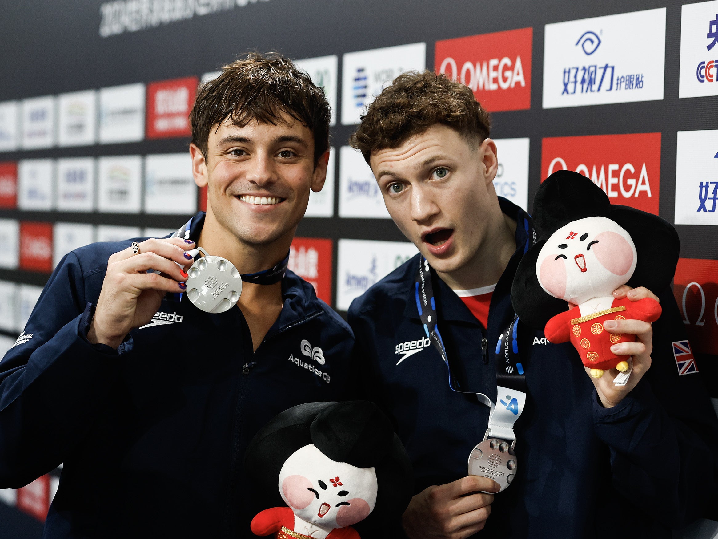Tom Daley and Noah Williams pose with their silver medals after the Men’s Synchronized 10m Platform Final at the World Aquatics Diving World Cup 2024 in Xi An