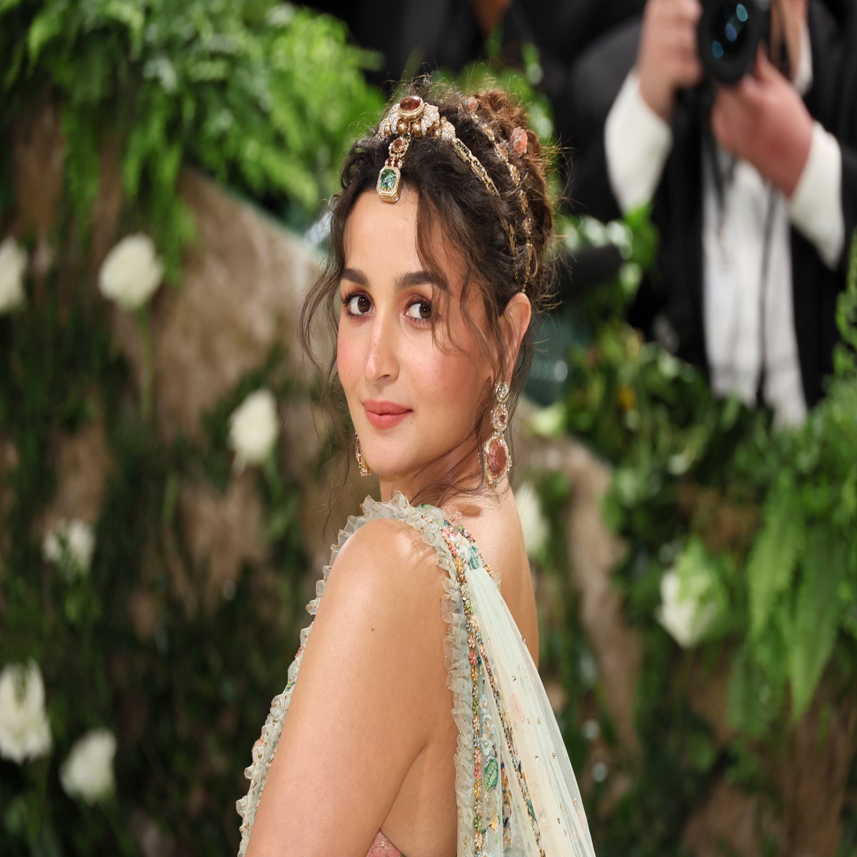 alia bhatt met gala dress designer Alia Bhatt's Met Gala saree took 163 artisans 1,965 hours to make