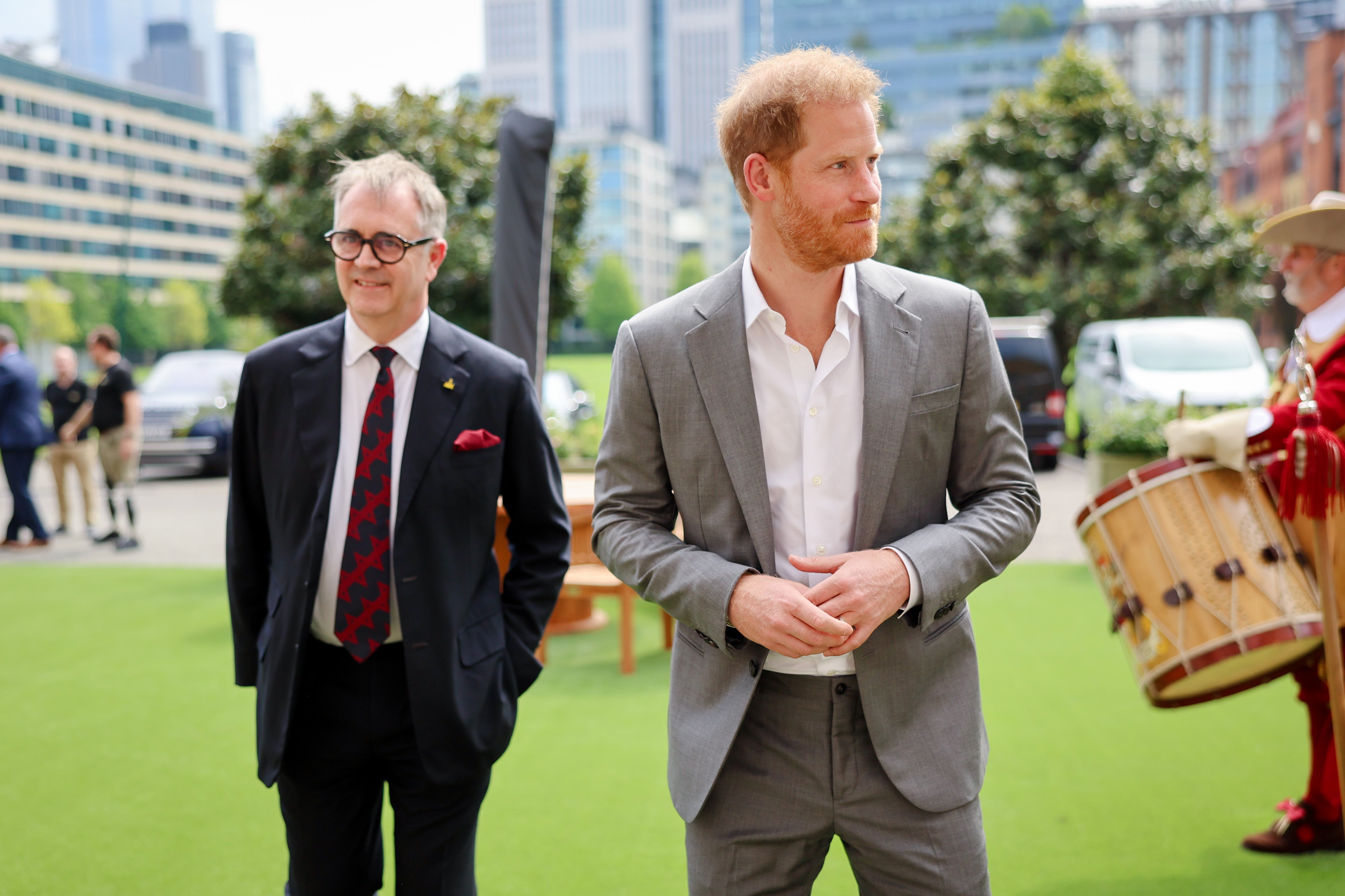 Das Foto zeigt Dominic Reed mit Prinz Harry, während sie den zehnten Jahrestag der Spiele feiern.