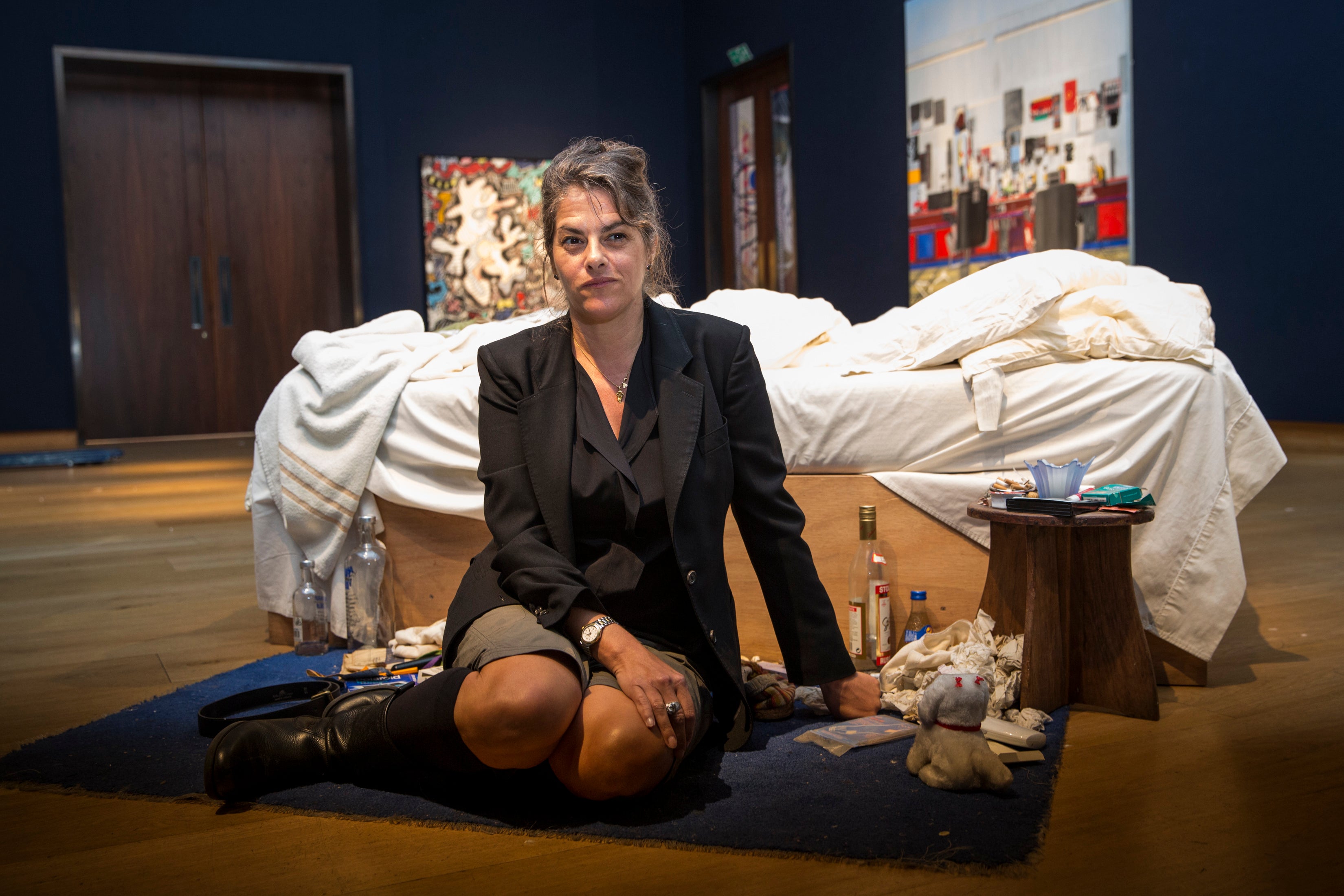 Emin senta-se em frente à sua peça 'My Bed' de 1998, em exibição na Christie's em 2014