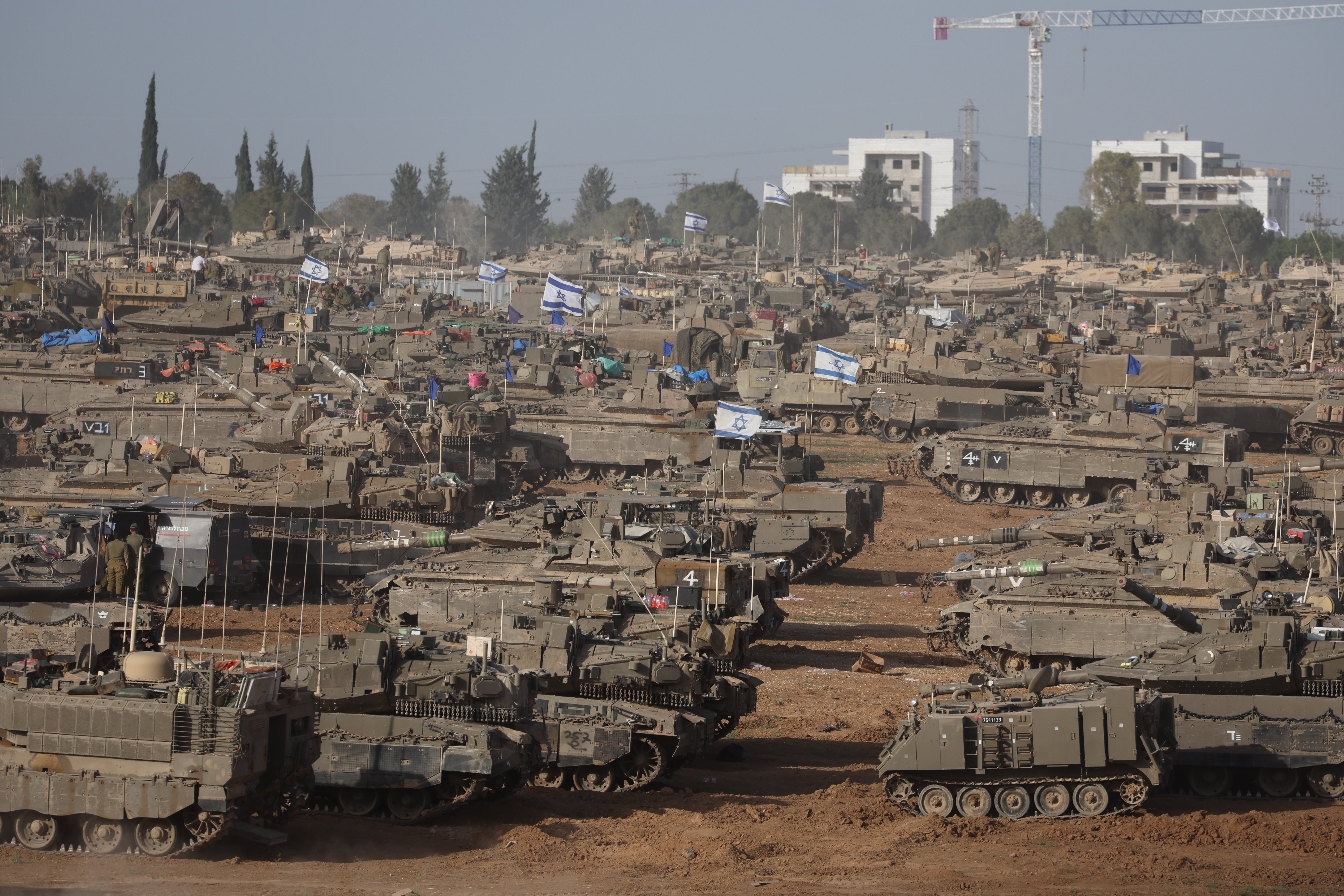 Veículos militares israelenses se reúnem perto da cerca da fronteira com a Faixa de Gaza, em local não revelado no sul de Israel, antes de uma esperada ofensiva em Rafah