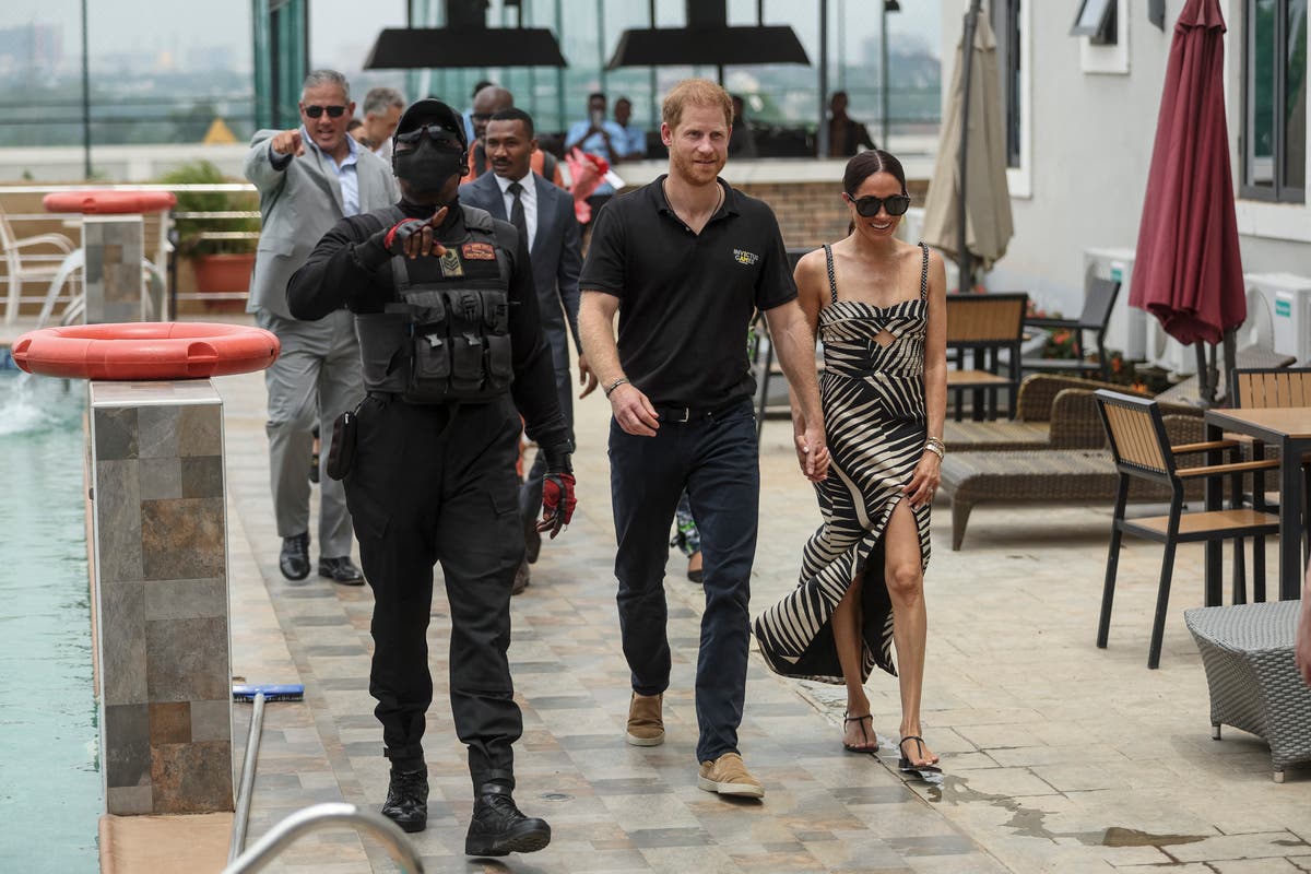 Royal News – En vivo: El príncipe Harry y Meghan Markle sonríen en Nigeria a pesar del reciente “desdén” de Carlos