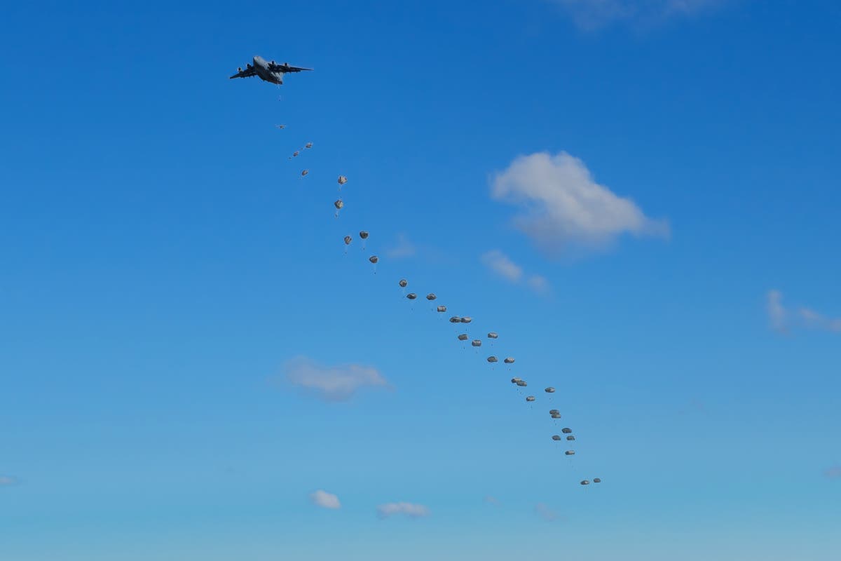 Brit ejtőernyősök Észtország felett repülnek, miközben az Oroszországgal való összecsapásra edzenek