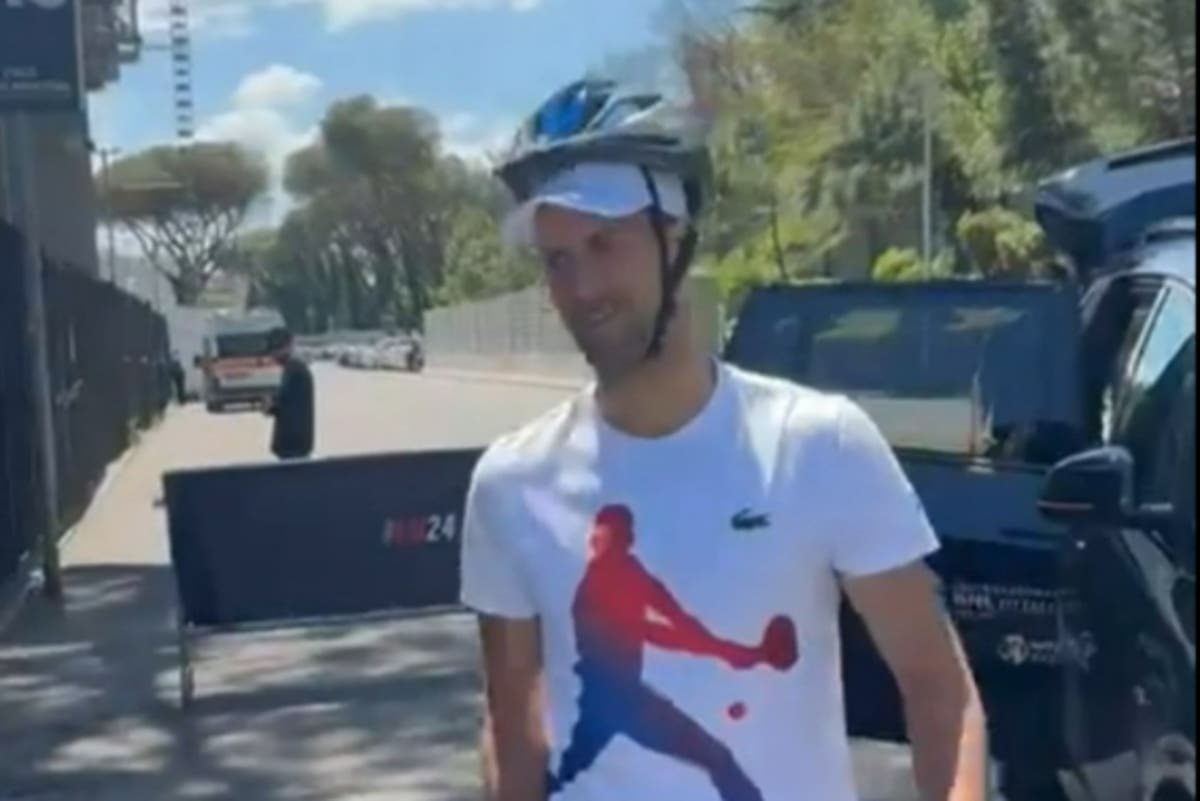 Novak Djokovic kerékpáros bukósisakot visel egy napon, miután fejbe vágta egy vizespalack