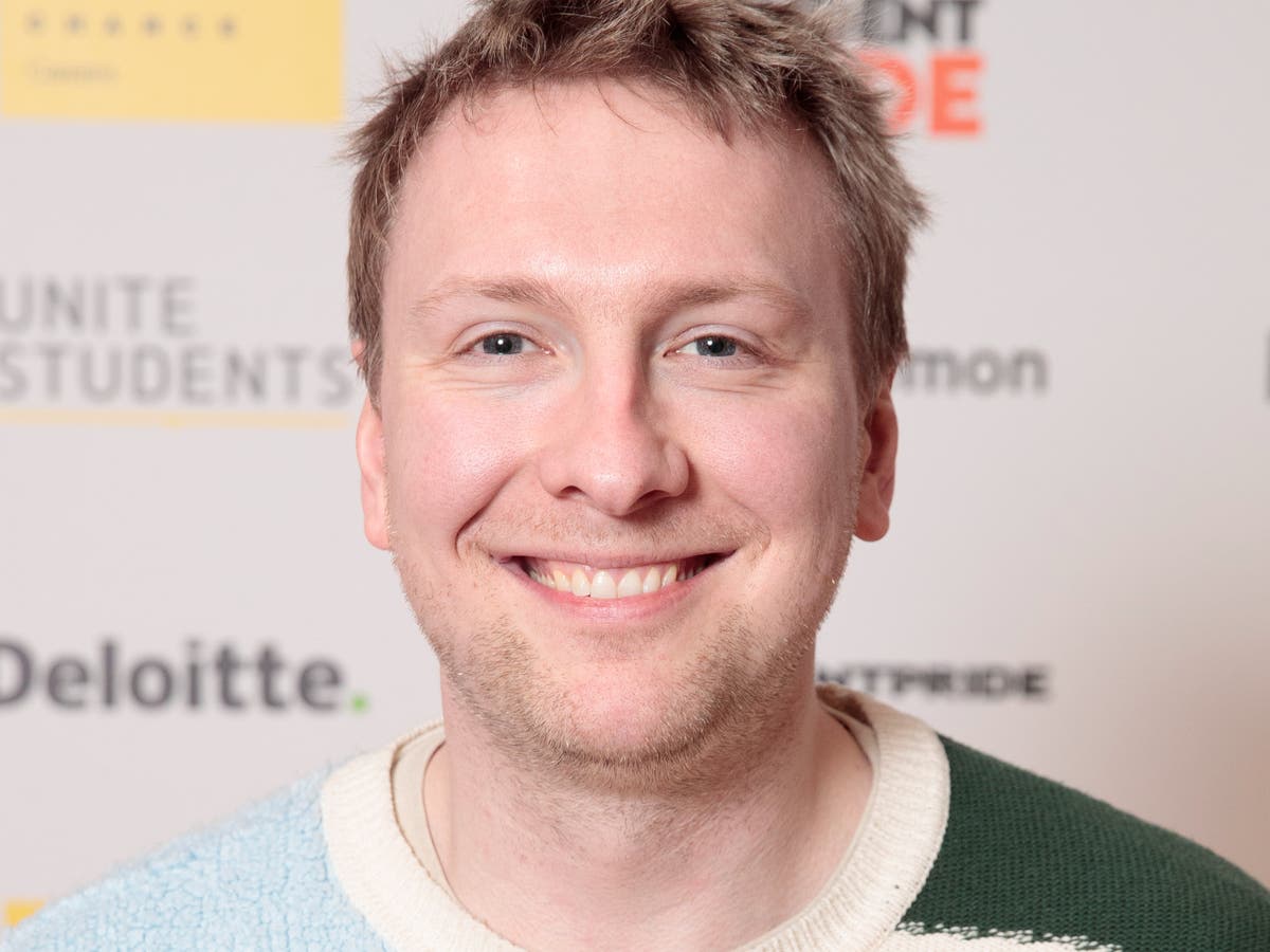 Joe Lycett attends Bafta TV Awards dressed as Queen Elizabeth I after losing bet