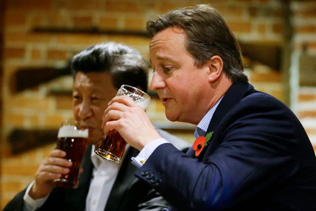 David Cameron drinks a pint with Chinese President Xi Jinping during his 2015 state visit (Kirsty Wigglesworth/PA)