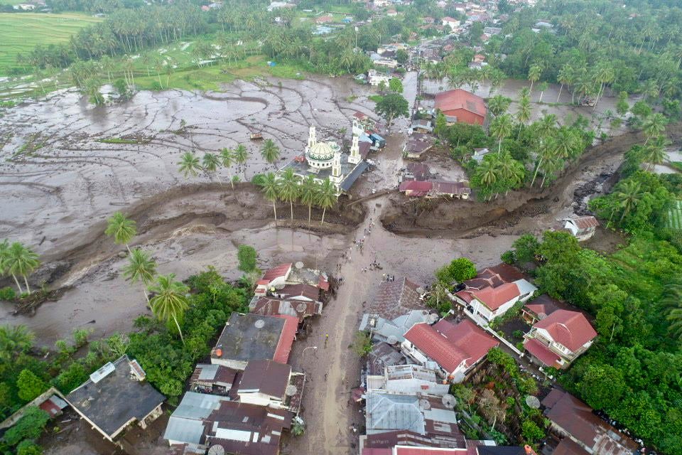 Banjir bandang menewaskan sedikitnya 43 orang di Sumatera Barat