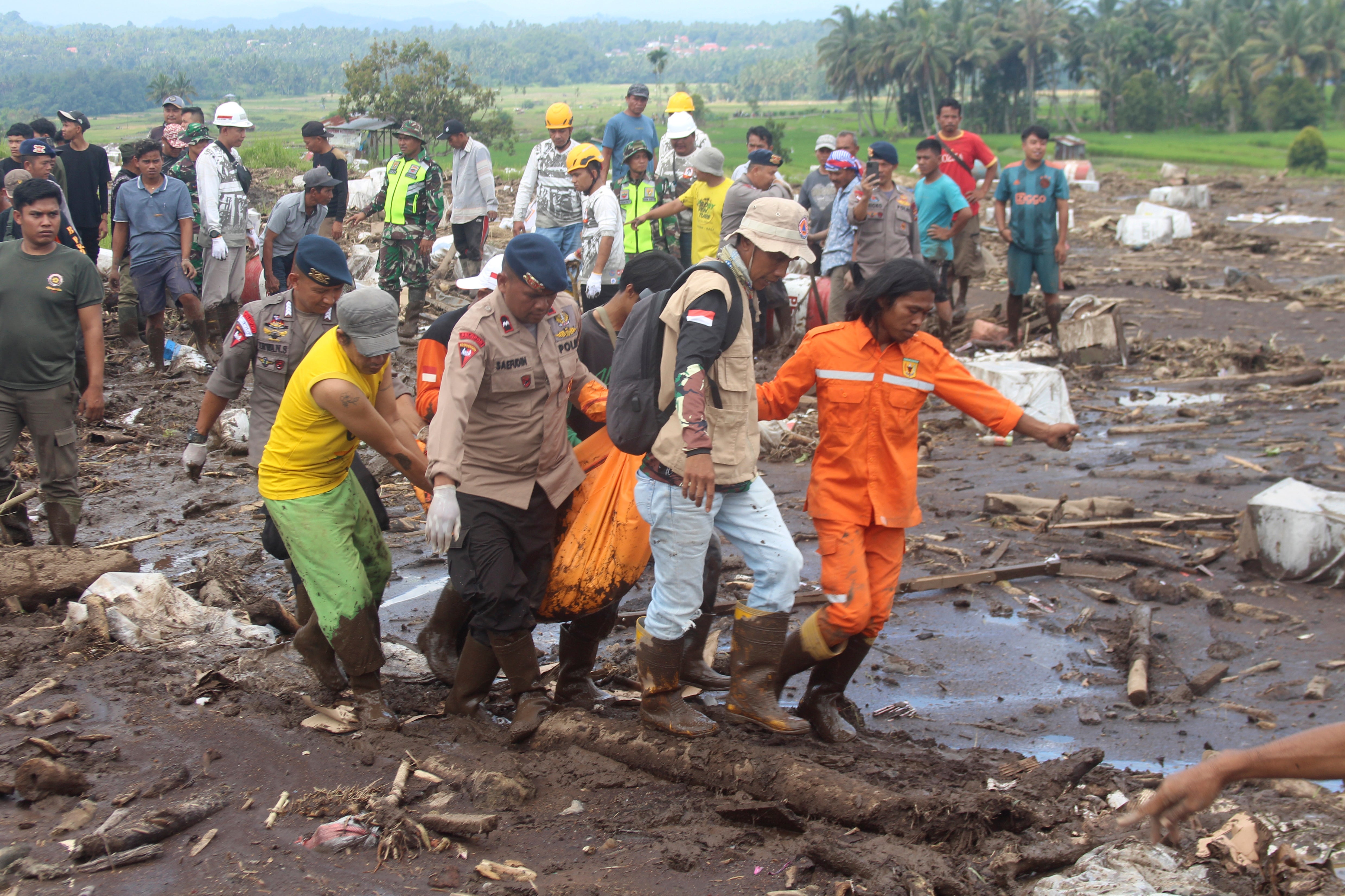Tim penyelamat membawa jenazah korban banjir bandang di Tanah Datar, Sumatera Barat, Indonesia