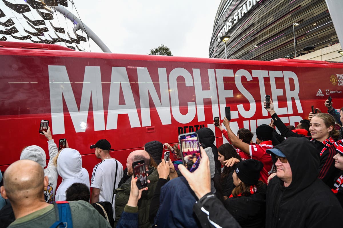 YouTube prankster sneaks onto Manchester United bus