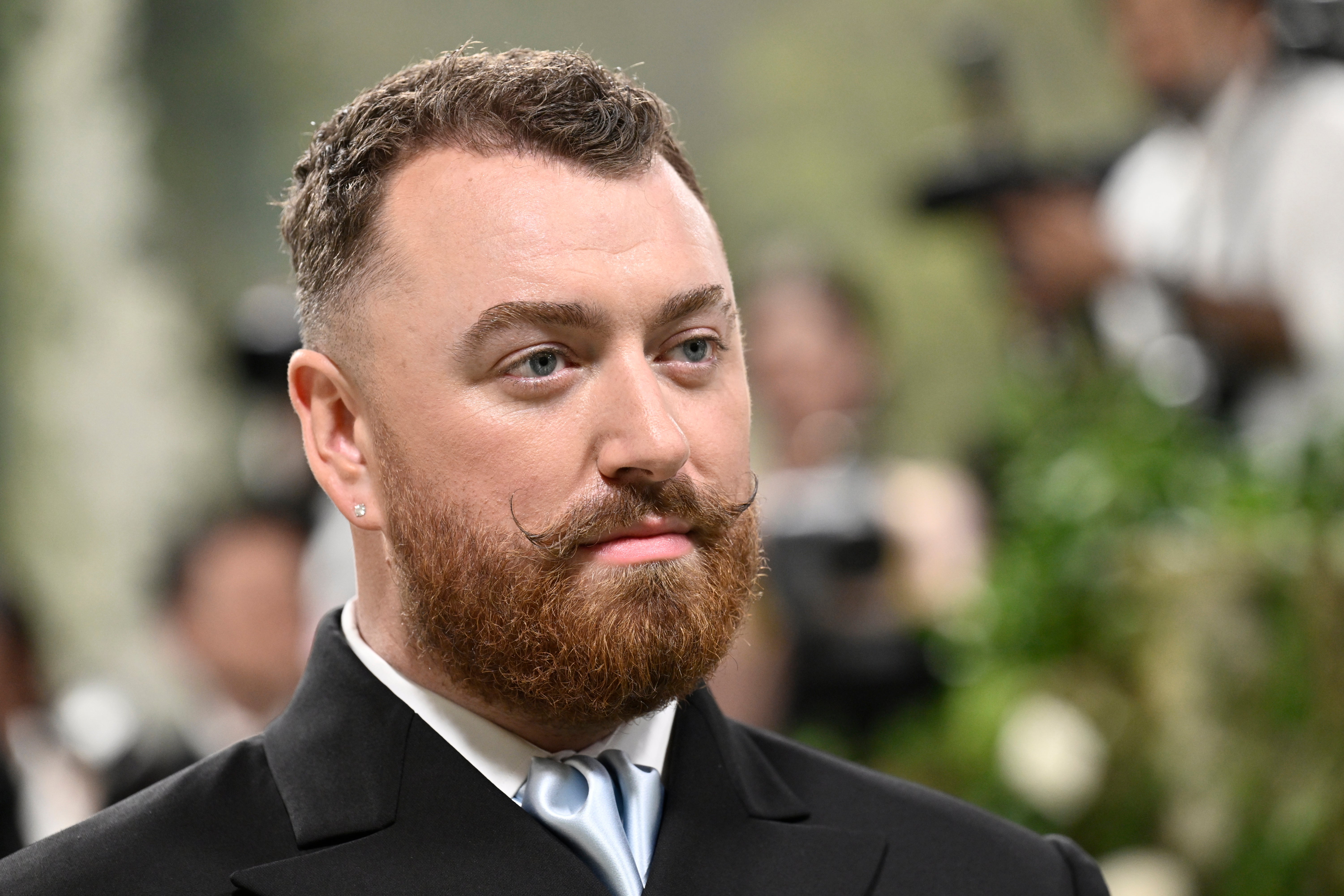 Sam Smith injured themself after skiing down a black slope