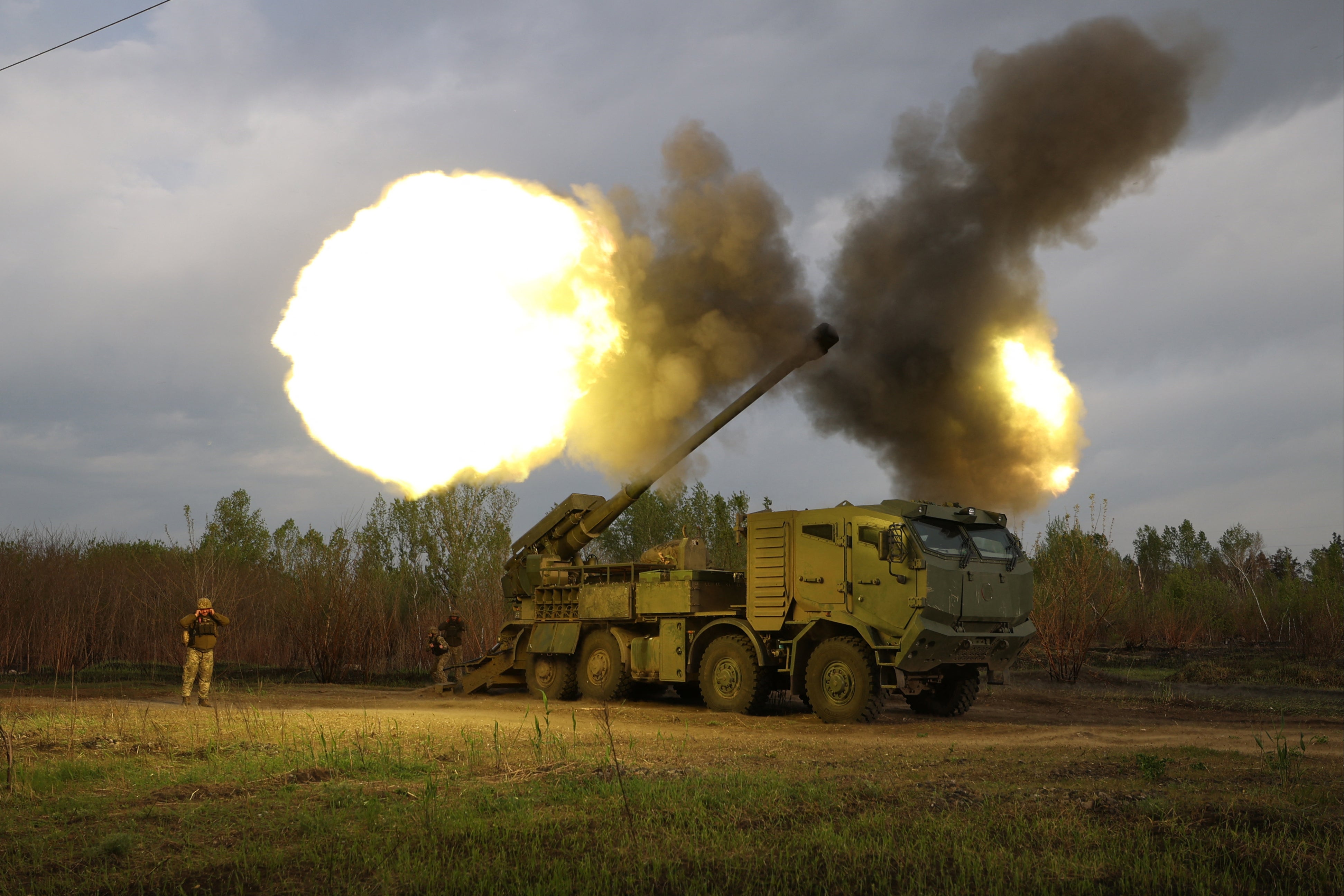 Gunners from Ukraine’s 43rd Separate Mechanized Brigade fire at Russian positions in Kharkiv