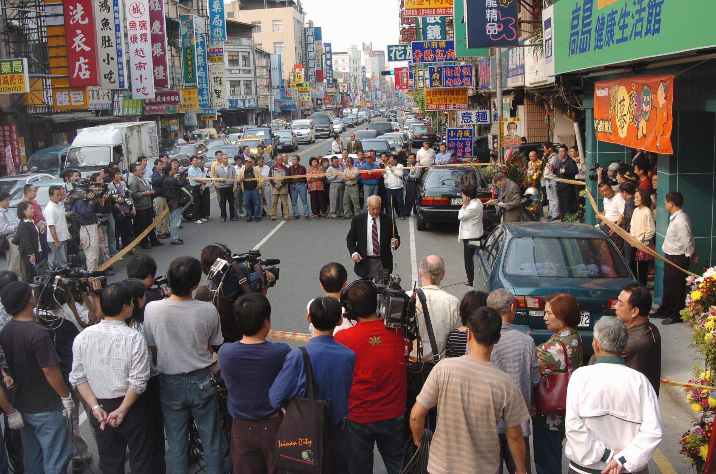 Cyril Wecht (centre) pictured in 2004 investigating an assassination attempt on Chinese President Chen Shui-bian