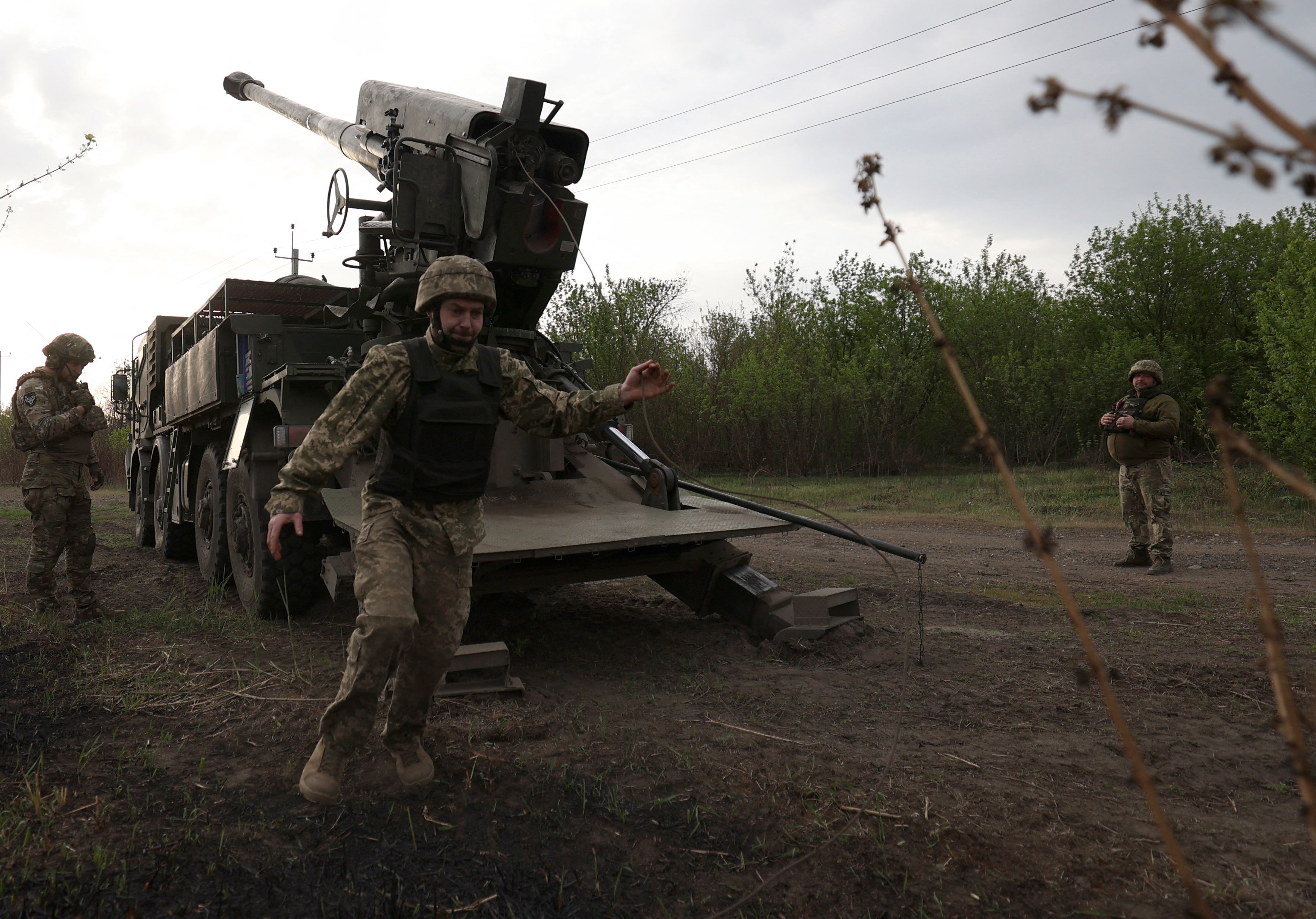 Ukrainian forces use a howitzer to hit Russian targets near Kharkiv