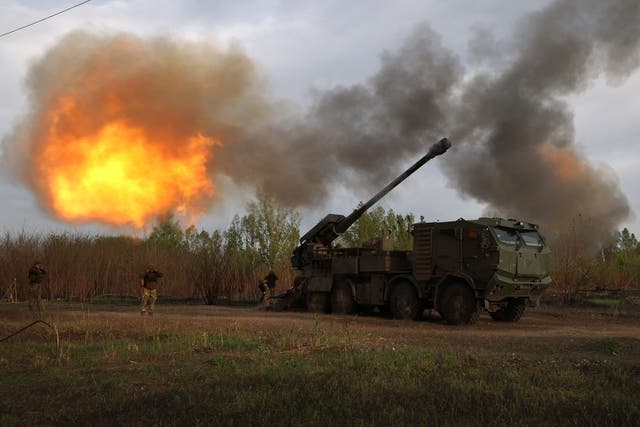 <p>Ukraine gunners  fire at the Russian position in the Kharkiv region, April 21, 2024</p>