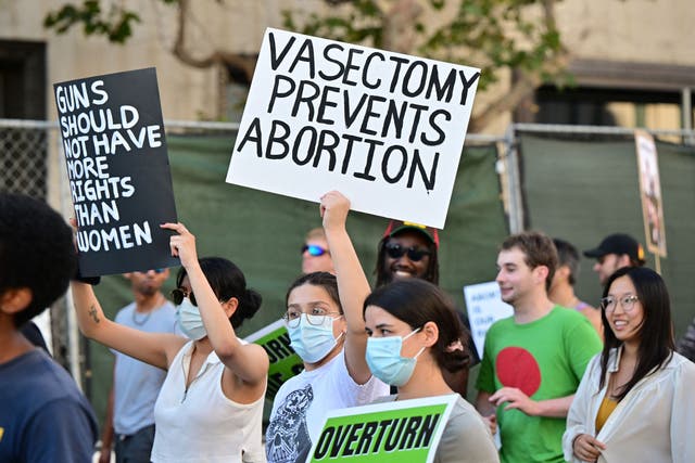 <p>Activistas por el derecho al aborto sostienen un cartel en el que se lee “La vasectomía impide el aborto” mientras protestan tras la prohibición del aborto en EE. UU. por el Tribunal Supremo en Los Ángeles, el 24 de junio 2022. </p>