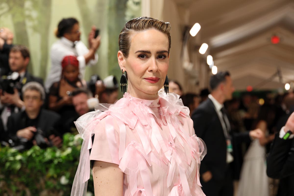 Sarah Paulson names actor who sent her six pages of notes after stage performance