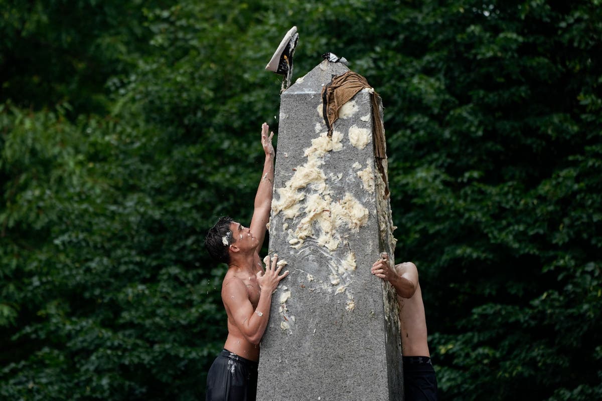 Naval Academy plebes end their first year with daunting traditional climb of Herndon Monument