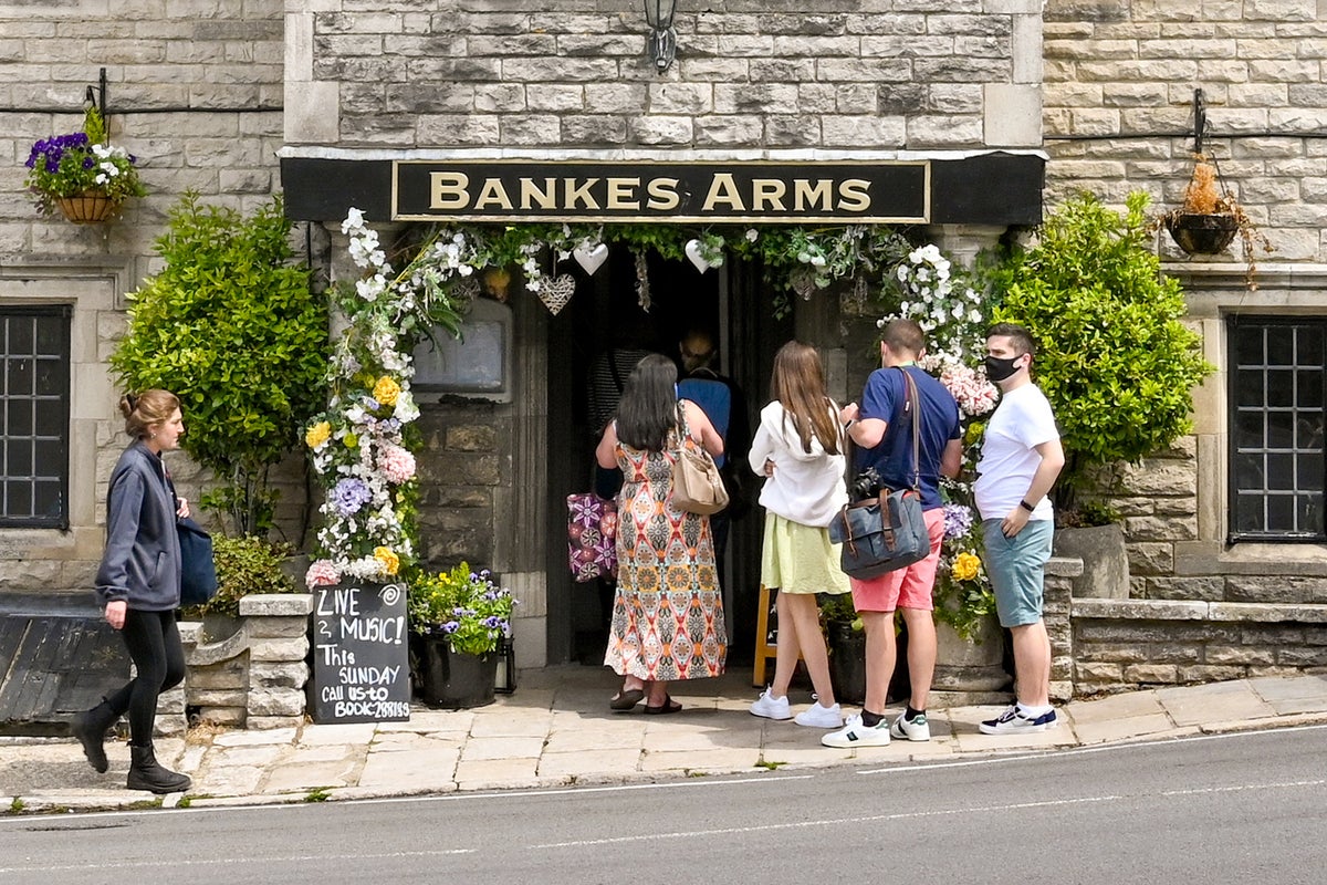 Voices: Have the great British public forgotten how to queue in pubs?