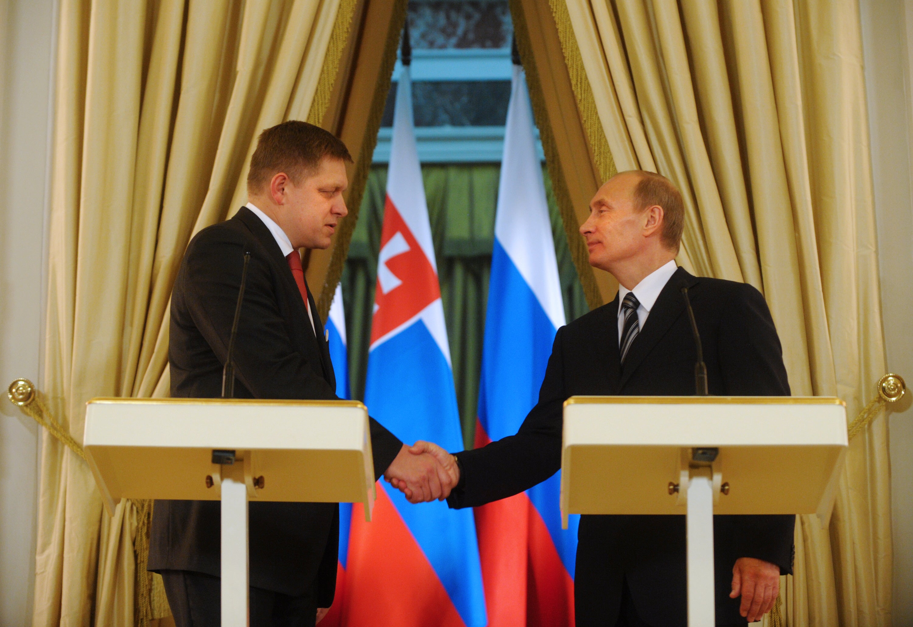 Russian prime minister Vladimir Putin shakes hands with Slovakian prime minister Robert Fico during a press conference in Moscow on 16 November 2009