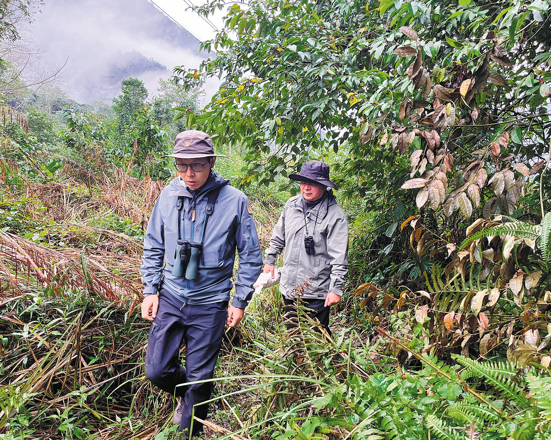Que Pinjia (left) and Guo Dongsheng travel to a mist net site in Metog, Xizang autonomous region, in March