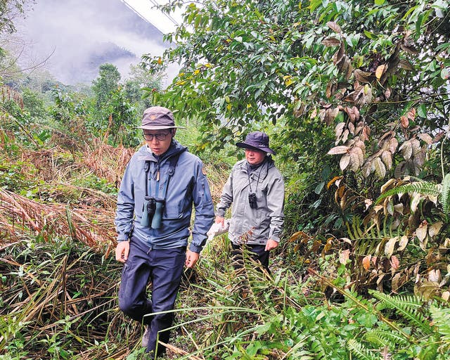 <p>Que Pinjia (left) and Guo Dongsheng travel to a mist net site in Metog, Xizang autonomous region, in March </p>