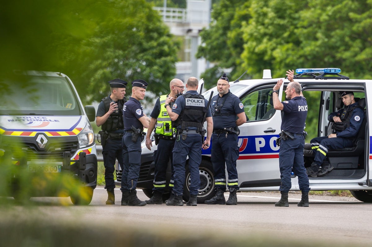 France police shoot dead armed man who set fire to Rouen synagogue