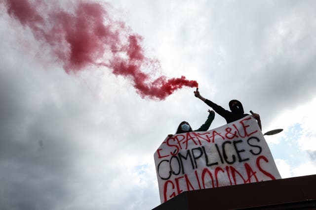 <p>Students light flares during a protest for Palestine at Complutense University</p>