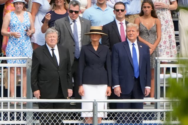 <p>El candidato presidencial republicano y expresidente de EE. UU. Donald Trump asistió junto a su esposa Melania y su suegro, Viktor Knavs, a la ceremonia de graduación de su hijo Barron en la Academia Oxbridge, Florida, el 17 de mayo de 2024</p>