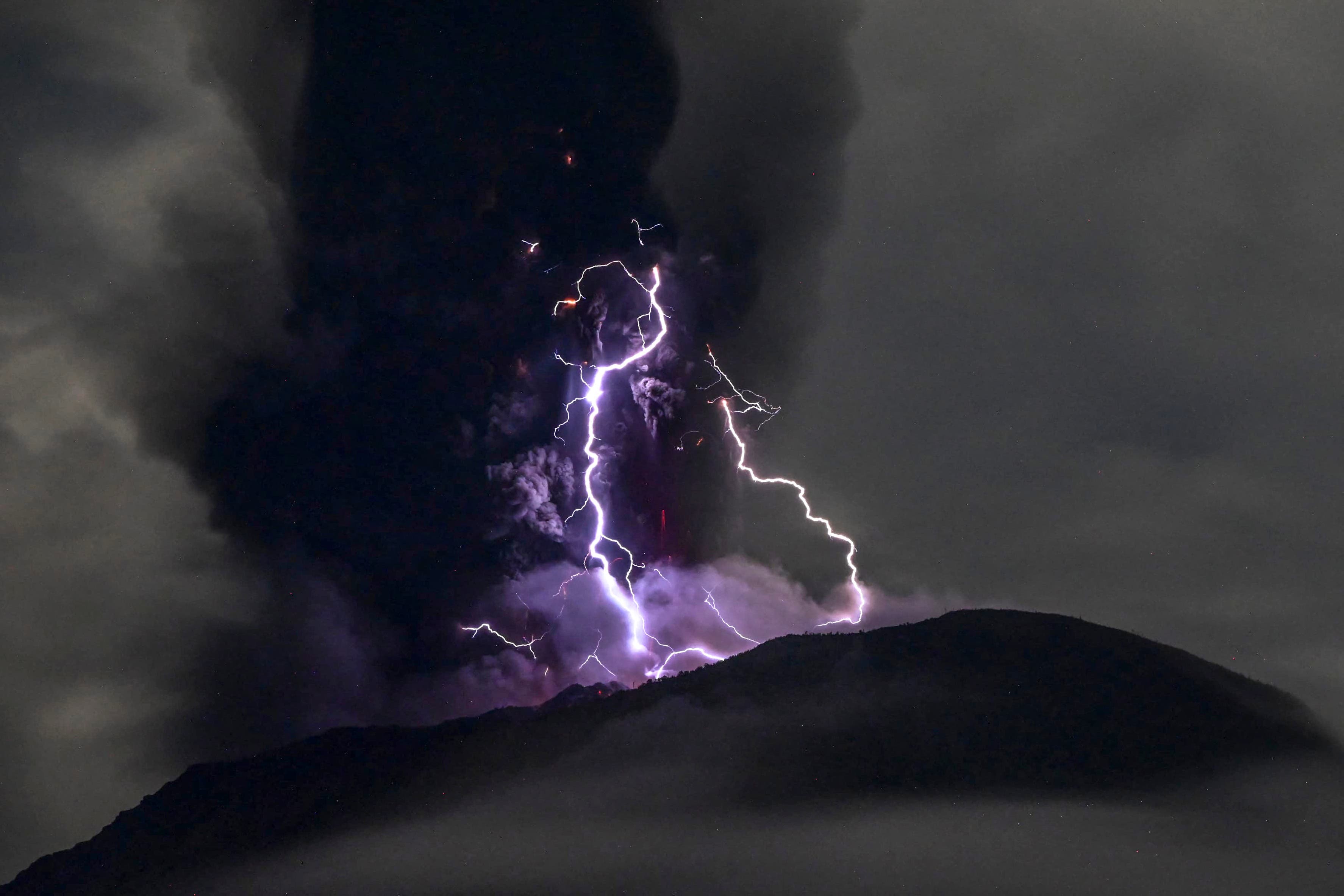 Indonesia's Mount Ibu volcano eruption shoots grey ash clouds into sky - Vimarsana News