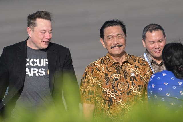 <p>Tech billionaire Elon Musk (L) walks with Indonesia’s Coordinating Minister of Maritime and Investment Affairs  Luhut Binsar Pandjaitan (C) during his arrival at Ngurah Rai International airport in Denpasar</p>