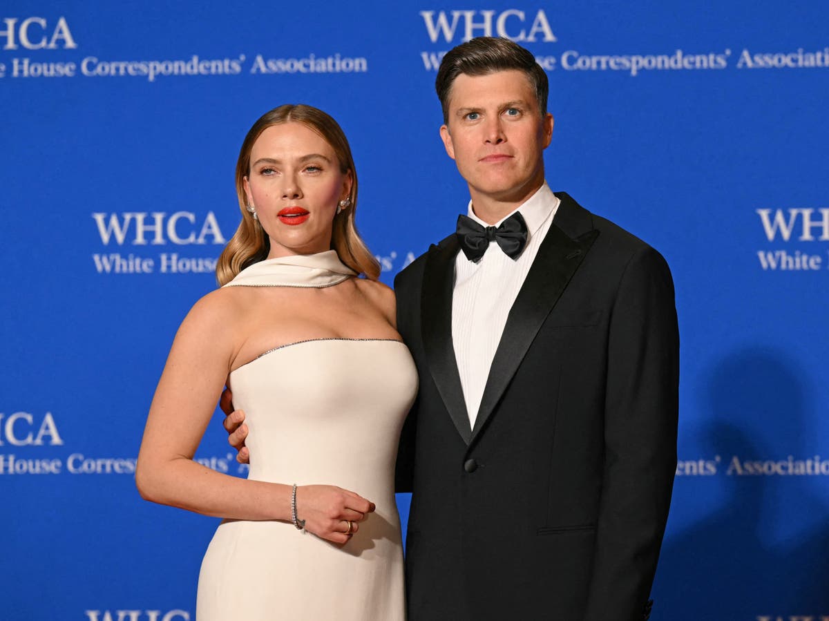 Colin Jost cracks joke about wife Scarlett Johansson in Weekend Update