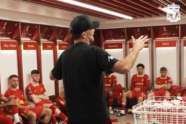 <p>Jurgen Klopp addresses the Liverpool players at full-time</p>