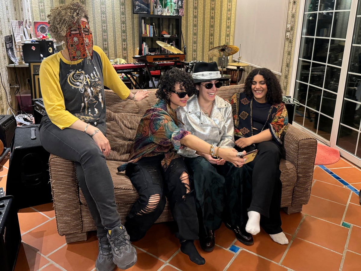 এবার সৌদিতে জনসম্মুখে গানের অনুমতি পেল প্রথম নারী ব্যান্ড