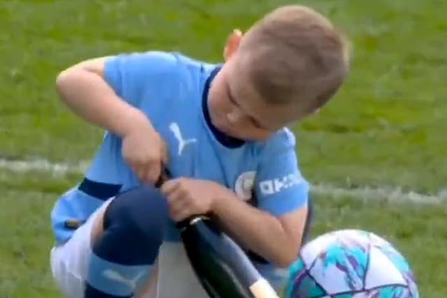 <p>Phil Foden’s five-year-old son Ronnie caught on camera trying to open champagne bottle after Manchester City win Premier League.</p>
