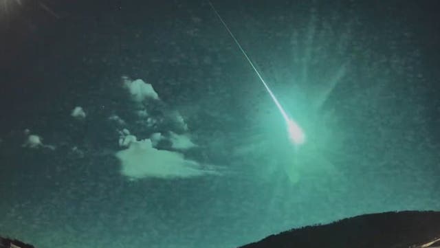 <p>Blue fireball flashes in night sky as comet fragment soars over Spain.</p>
