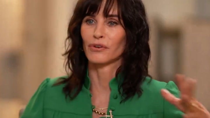 <p>Courteney Cox reveals late Friends co-star Matthew Perry still ‘visits’ her.</p>