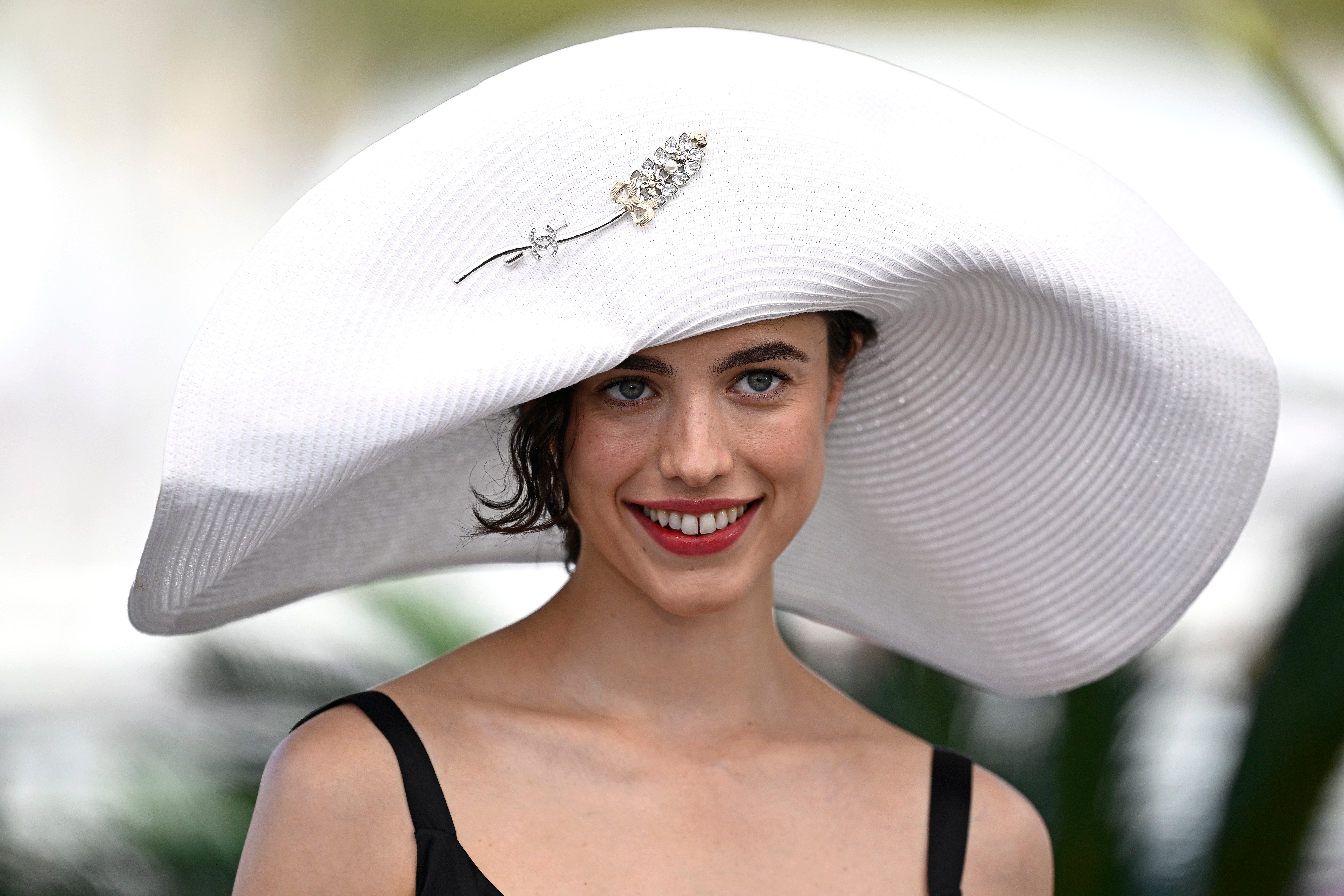 Fans believe Margaret Qualley paid homage to her mom with floppy hat