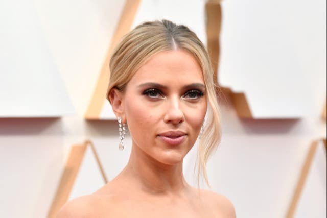 <p>Scarlett Johansson attends the Academy Awards in 2020</p>
