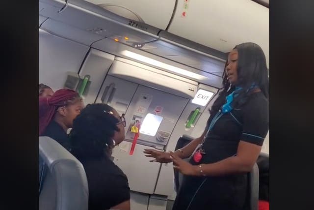 <p>Una pasajera de Frontier Airlines discutió con el personal sobre las instrucciones de la fila de salida de emergencia</p>