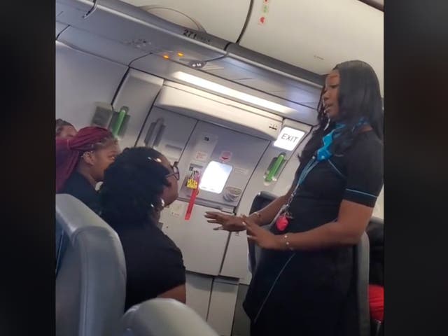 <p>Una pasajera de Frontier Airlines discutió con el personal sobre las instrucciones de la fila de salida de emergencia</p>