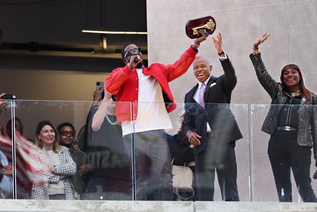 <p>New York Mayor Eric Adams presents Sean "Diddy" Combs with the keys to the city in Times Square on September 15, 2023 in New York City</p>