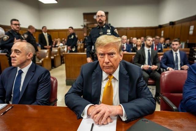 <p>El expresidente Donald Trump comparece ante el tribunal junto a su abogado Emil Bove el martes 21 de mayo de 2024</p>