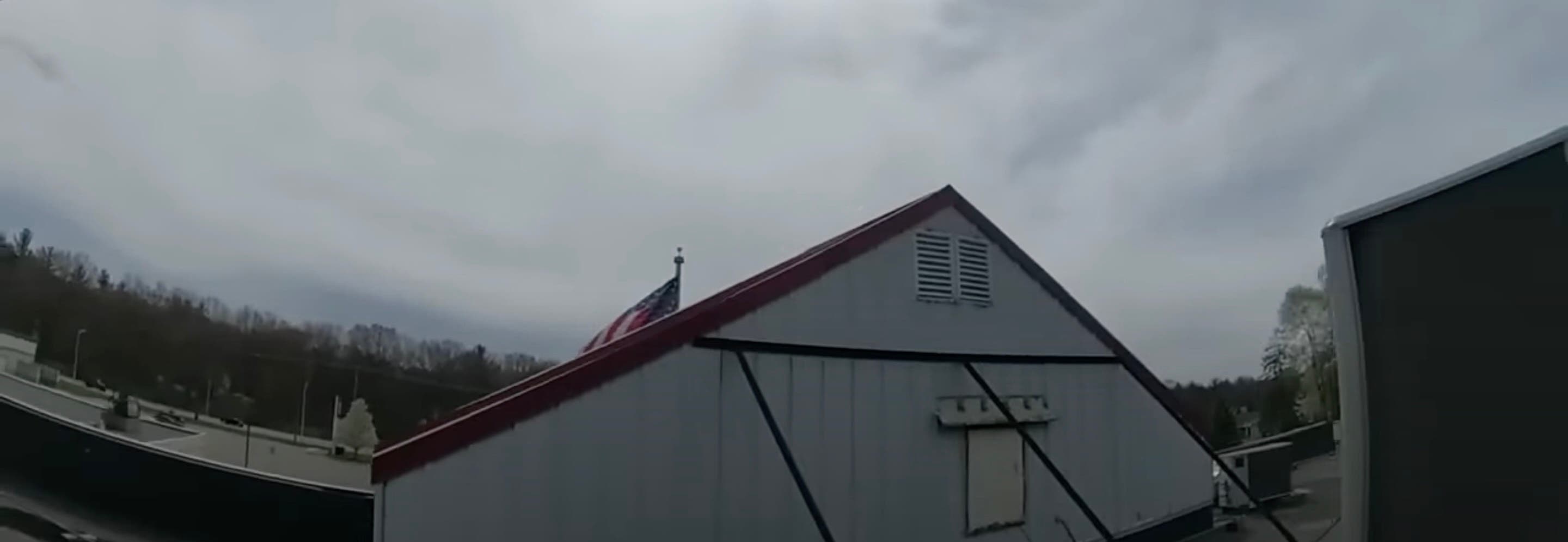 Moment police confront woman living in grocery store roof sign - Vimarsana News